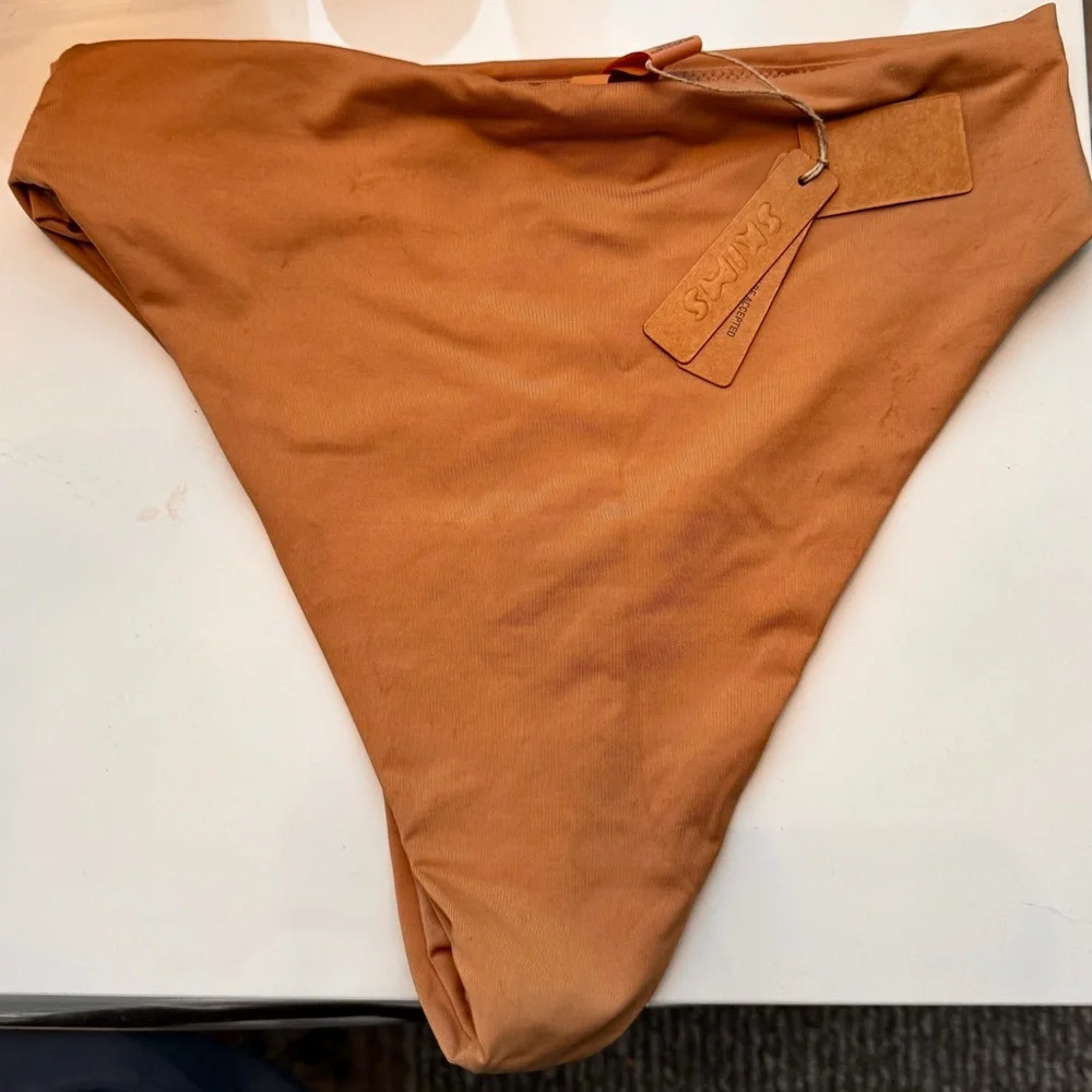 NWT! Skims mid waist bikini bottom in Ochre size small